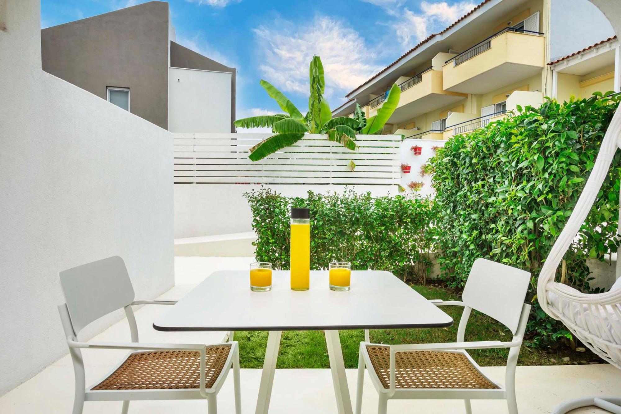 Cocoοns Luxury Suites & Villas Fourka Exterior photo